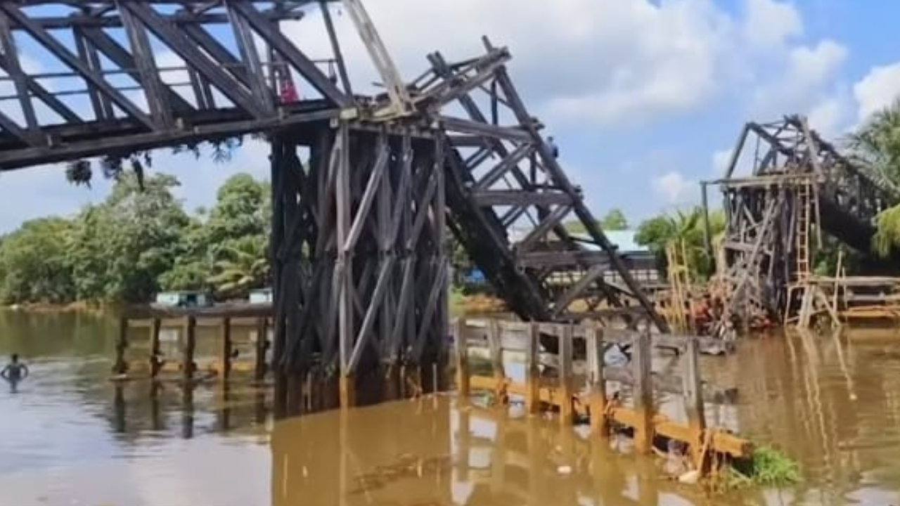 Terekam CCTV! Jembatan Kayu Ulin di Pasar Batola Ambruk