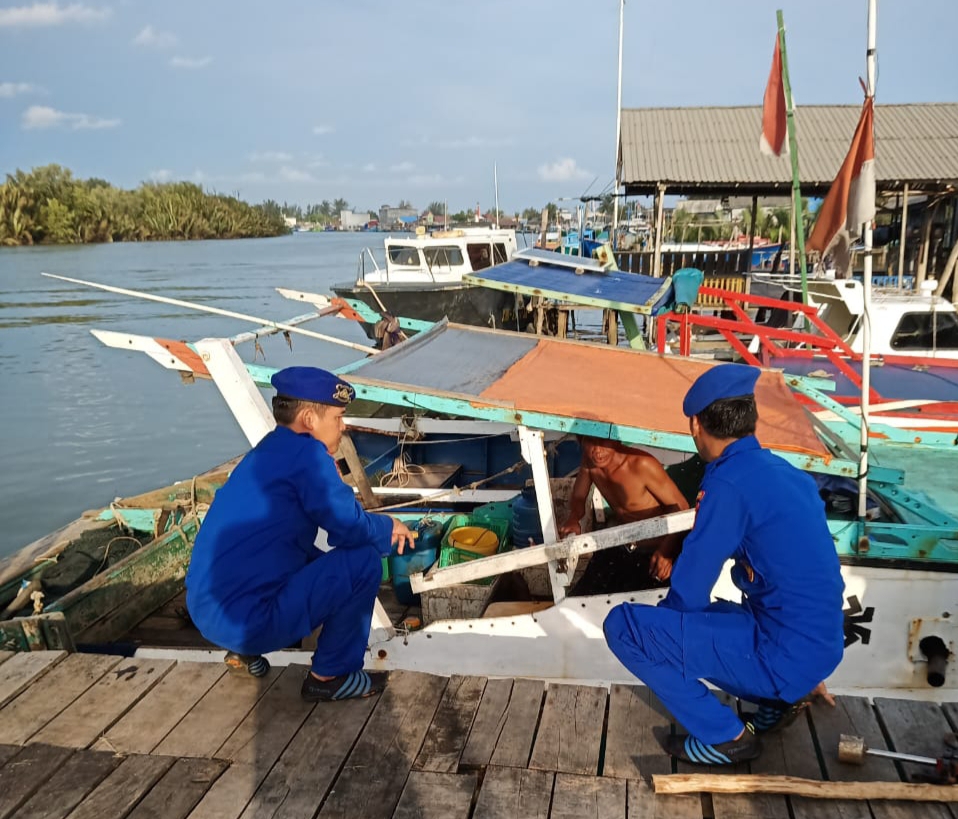 Satpolairud Polres Tanah Laut Edukasi Nelayan: Wajib Pakai Life Jacket & Cek Cuaca Sebelum Melaut!