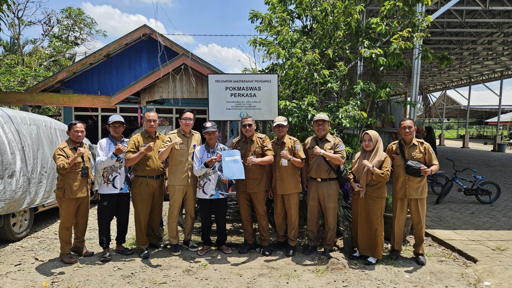 Komitmen Lestarikan Lingkungan, Gubernur Kalsel Serahkan Dua Unit Perahu Bermotor Ke Pokmaswas Balimau