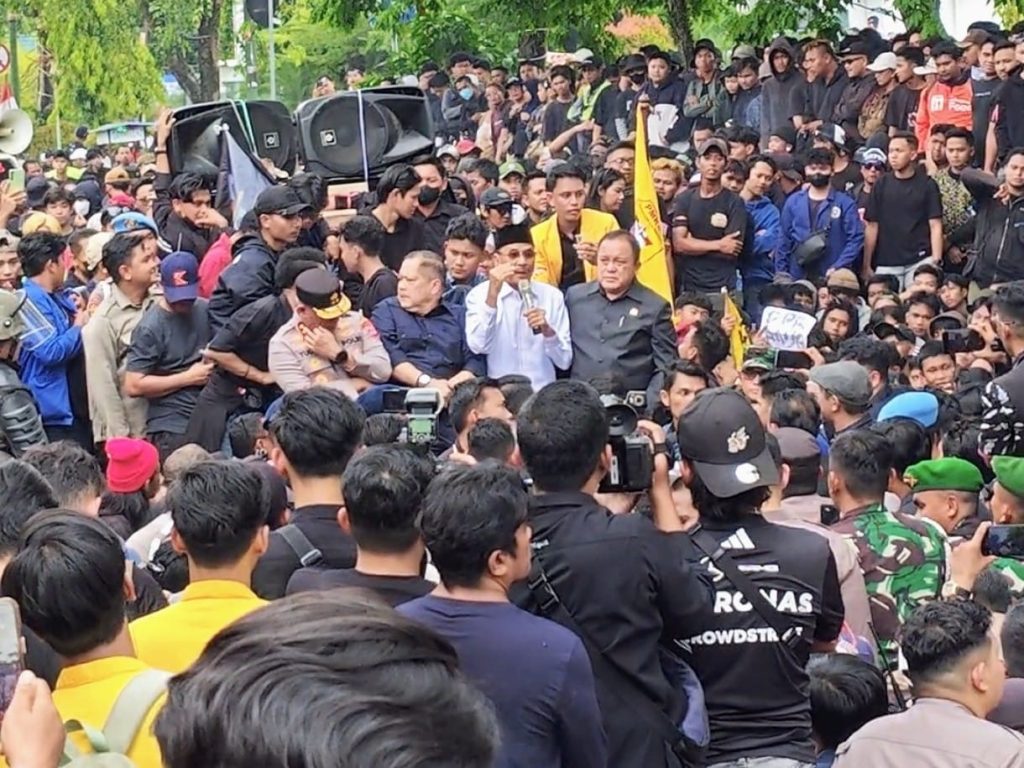 Ketua DPRD Kalsel Temui Massa dan Siap Kawal Setiap Aspirasi Rakyat