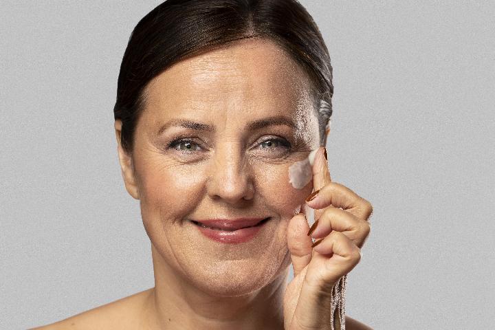 Usia Boleh Bertambah, Tapi Bukan Keriput! Ini Rahasia Skincare Wanita 50+