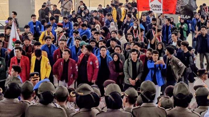 Satpol PP dan Damkar Kalsel Kerahkan 75 Personel Amankan Aksi Mahasiswa di Kantor Setdaprov