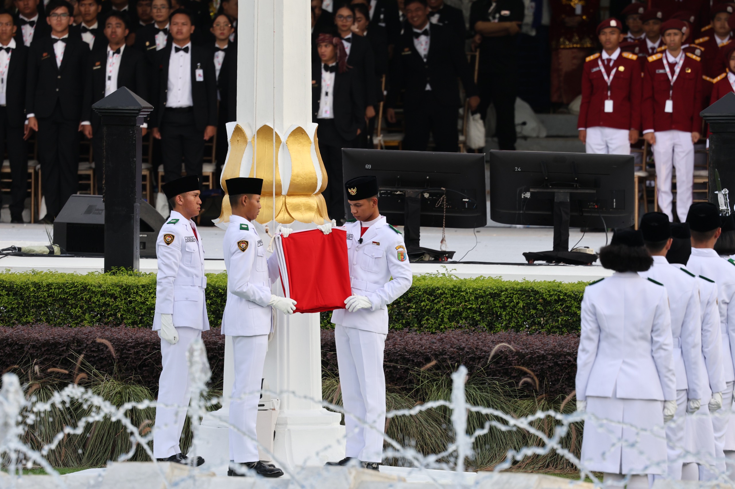 Kesan Warga “Ngewar” Tiket hingga Menangis Haru Upacara di Istana Merdeka