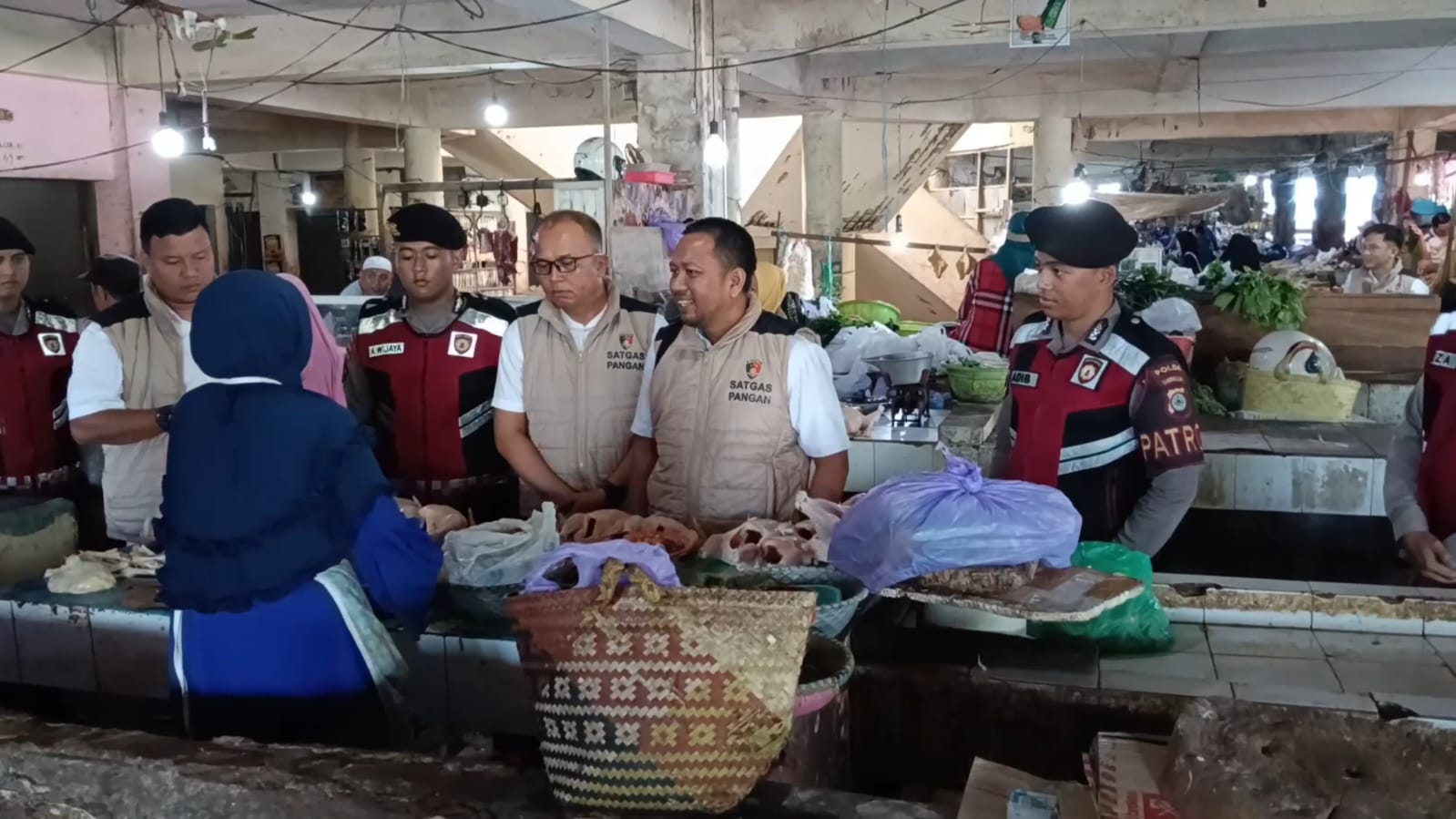 Satgas Pangan Polda Kalsel Sidak Pasar Ahad Kertak Hanyar, Harga Sembako Diawasi Ketat!