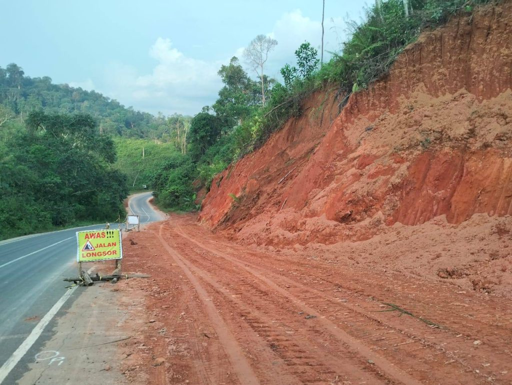 Gerak Cepat, Pemprov Kalsel Timbun Titik Longsor dan Pasang Rambu Peringatan Ruas Jalan Banjarbaru-Batulicin