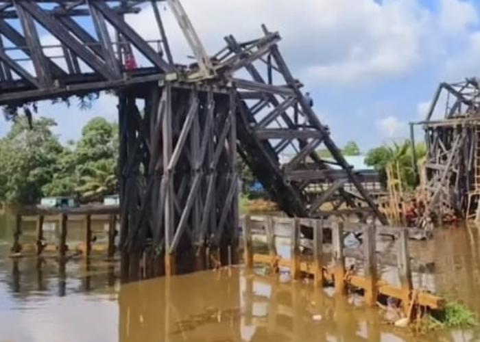 Terekam CCTV! Jembatan Kayu Ulin di Pasar Batola Ambruk