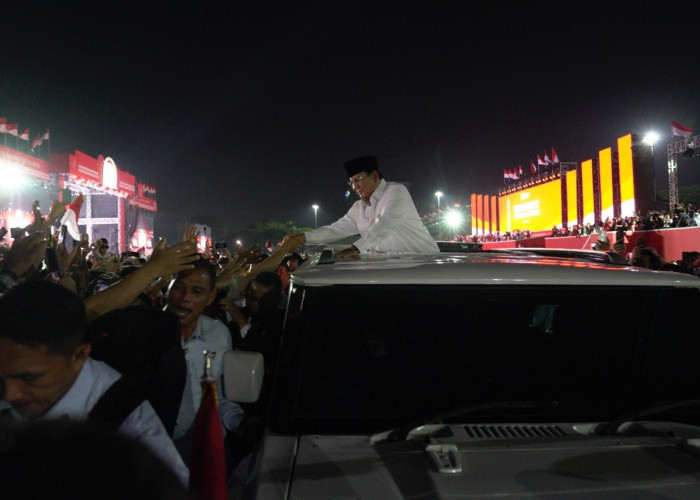 Momen Prabowo Disambut Lautan Warga di Monas saat Malam Karnaval Bersatu