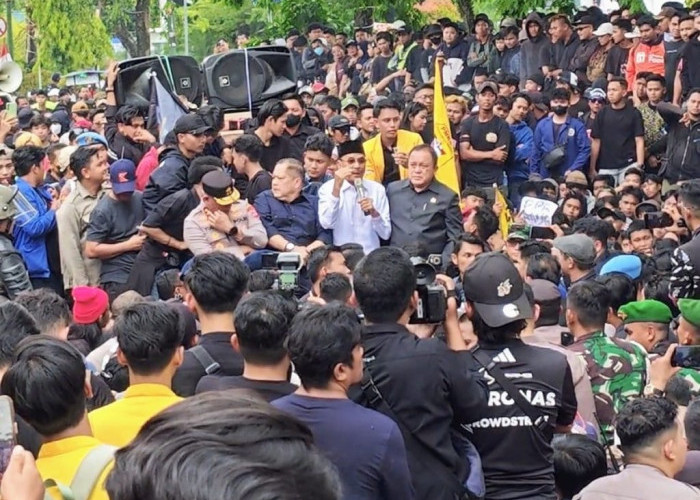 Ketua DPRD Kalsel Temui Massa dan Siap Kawal Setiap Aspirasi Rakyat