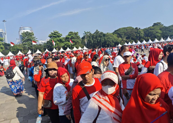 Warga Nikmati Makan Gratis di Monas dari Ratusan UMKM: Hormat Buat Pak Prabowo!