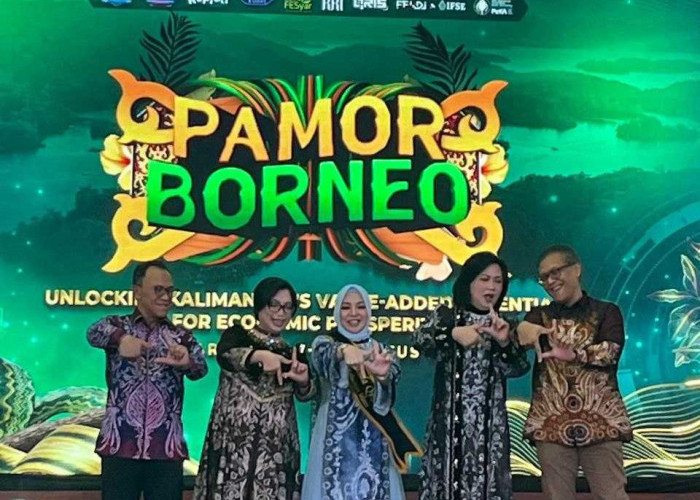 Hj Fathul Jannah Muhidin Diperkenalkan sebagai Bunda QRIS Kalsel di Pamor Borneo 2026