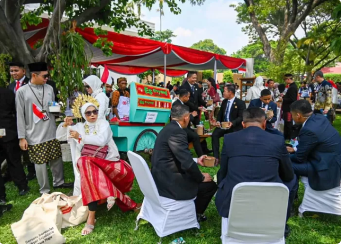 Dari Kue Apem ke Es Doger: Cerita Pedagang Kecil Rasakan Merdeka di Istana